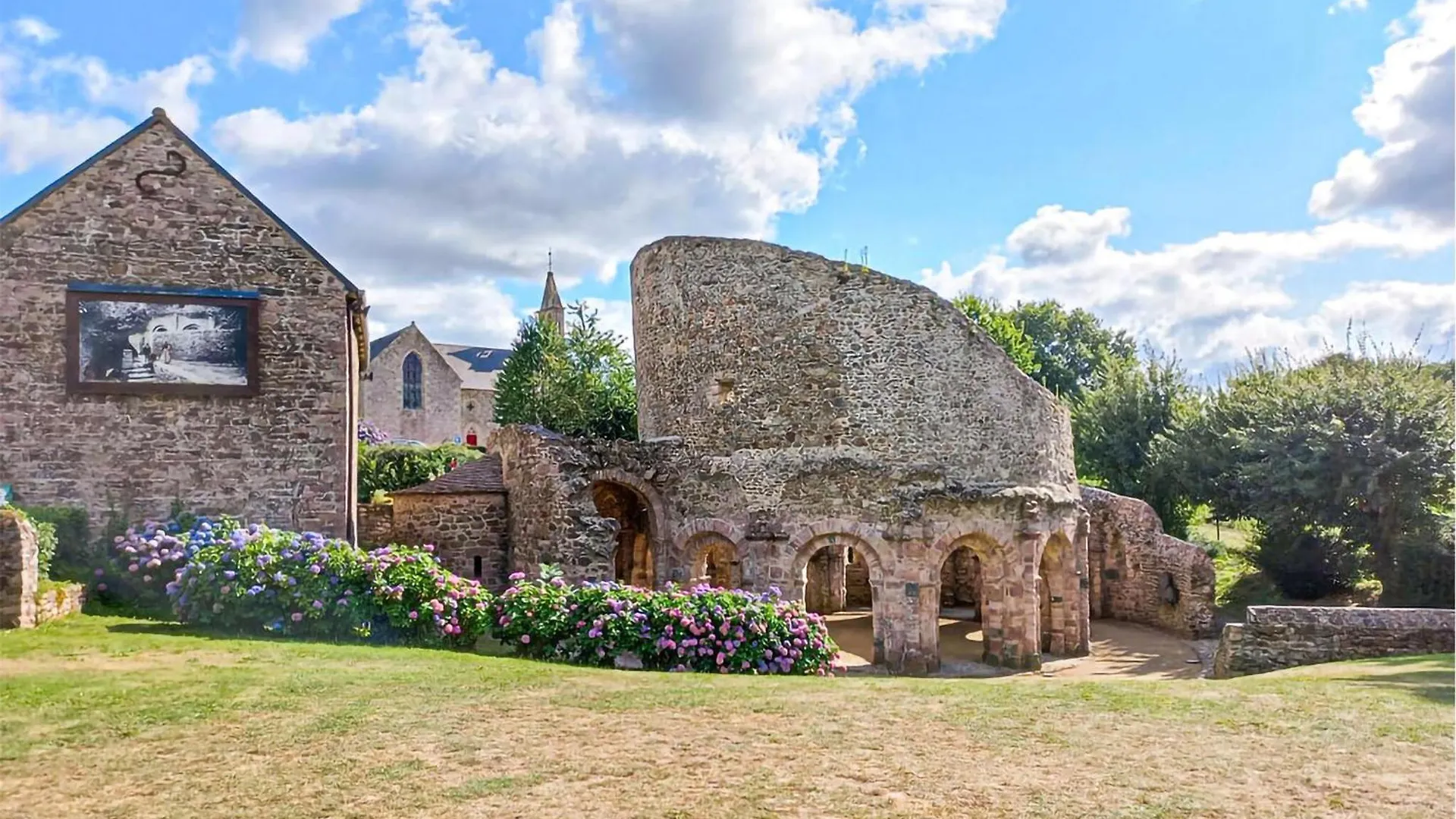 Awesome Home In Ploubazlanec France